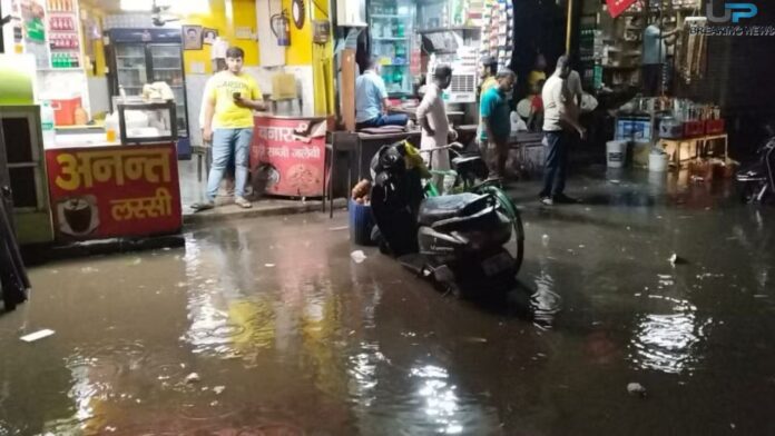 Rained heavily in varanasi : वाराणसी में बारिश के बीच अर्चकों ने उतारी मां गंगा की आरती, नदी के जलस्तर में लगातार बढ़ाव जारी