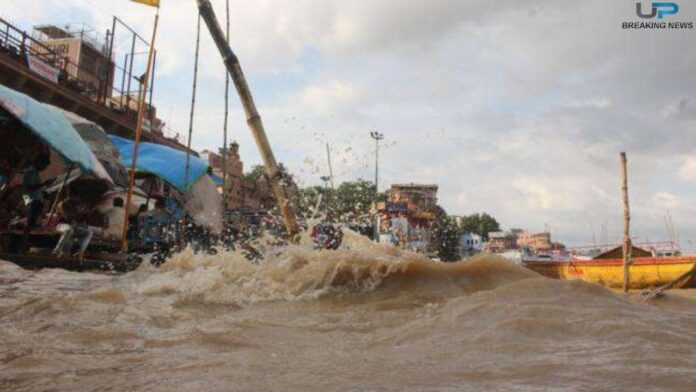 Varanasi Gnga ghat latest Update: लगातार एक सेंमी प्रतिघंटे की रफ्तार से हो रही गंगा के पानी में बढ़ोत्तरी, चार घाटों का संपर्क टूटा, गाजीपुर का हाल हुआ बेहाल