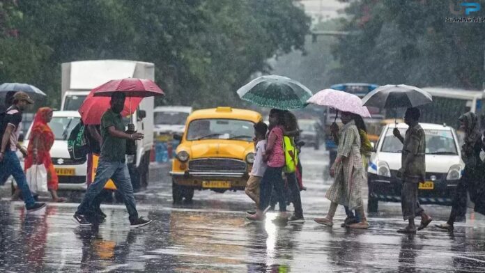 Weather in UP News : यूपी के इन 15 से ज्यादा जिलों में भारी बारिश का येलो अलर्ट जारी, जानिए कब तक रहेगा ऐसा मौसम