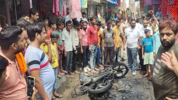 Lakhimpur Kheri Latest News: तिरंगा यात्रा के दौरान बाइक में अचानक लगी आग, नजारा देख हैरान रह जाओगे