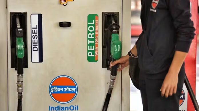 Petrol Diesel Rate: लखनऊ, पुणे समेत इन शहरों में सस्ता हुआ पेट्रोल-डीजल, जानें आपके शहर में क्या है हाल