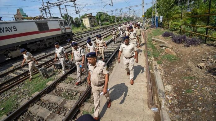 आरपीएफ के दो जवानों की हत्या के बाद स्टेशन मास्टर को मारी गोली